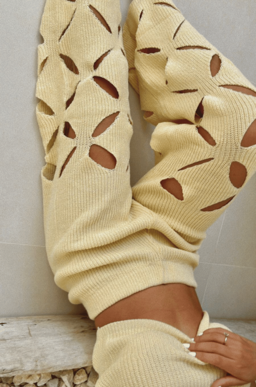 Set tejido crop top y pantalón largo con cortes amarillo pastel